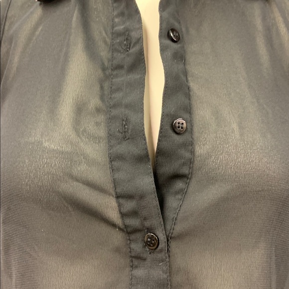 2B Bebe Black collared sleeveless polyester sheer button down top missing stud - Picture 4 of 13